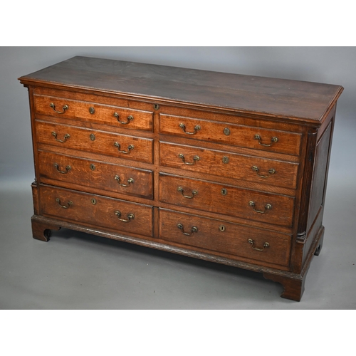 696 - An 18th century Lancashire oak mule chest, the twin plank hinged top over four dummy drawer fronts a... 