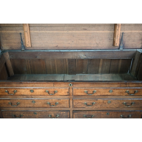 696 - An 18th century Lancashire oak mule chest, the twin plank hinged top over four dummy drawer fronts a... 