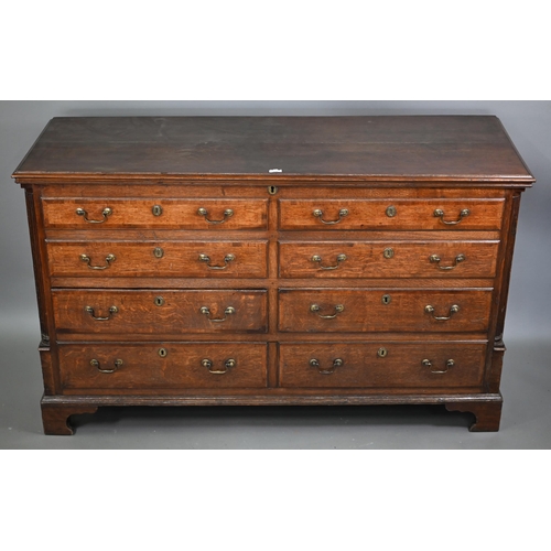 696 - An 18th century Lancashire oak mule chest, the twin plank hinged top over four dummy drawer fronts a... 