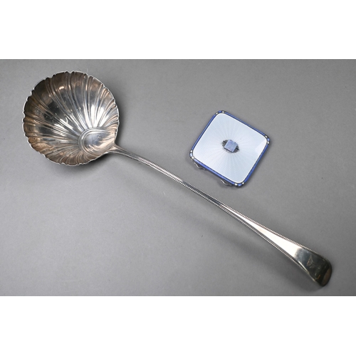 102 - A George III silver punch ladle with shell bowl and bead-edge handle, Thomas Wallis I, London 1771, ... 