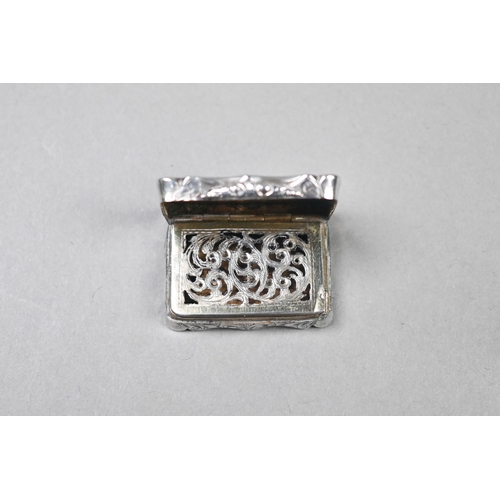 114 - A Victorian engraved silver vinaigrette with pierced grille (hinge a/f), David Pettifer, Birmingham ... 