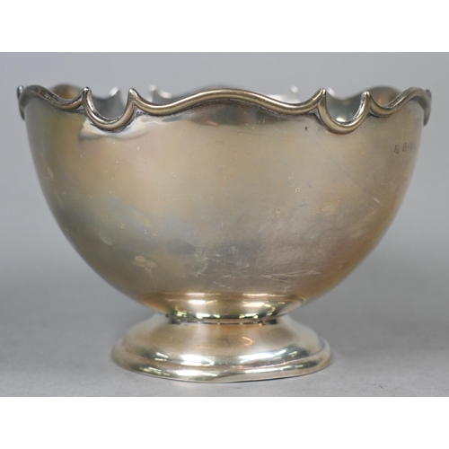 118 - A silver rose bowl with shaped rim and stemmed foot, Barker Brothers Silver Ltd, Birmingham 1932, 10... 