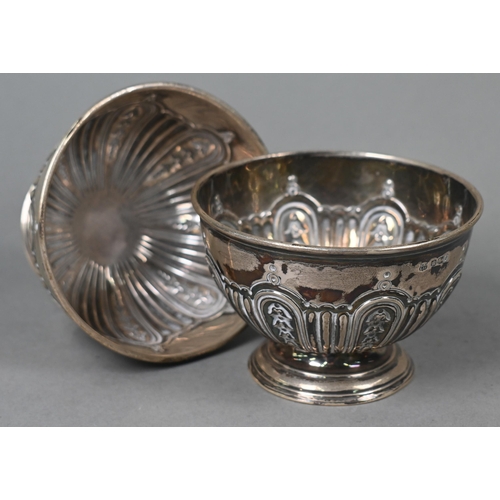 121 - A matching pair of silver bowls with embossed decoration, Fenton Brothers Ltd., Sheffield 1901/10, 1... 