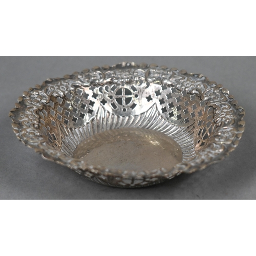 121 - A matching pair of silver bowls with embossed decoration, Fenton Brothers Ltd., Sheffield 1901/10, 1... 