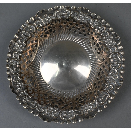 121 - A matching pair of silver bowls with embossed decoration, Fenton Brothers Ltd., Sheffield 1901/10, 1... 