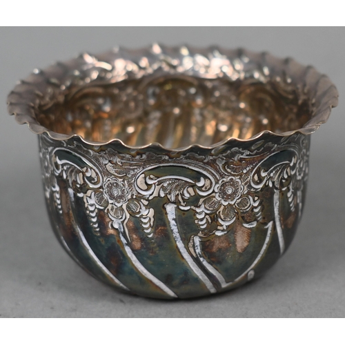 121 - A matching pair of silver bowls with embossed decoration, Fenton Brothers Ltd., Sheffield 1901/10, 1... 