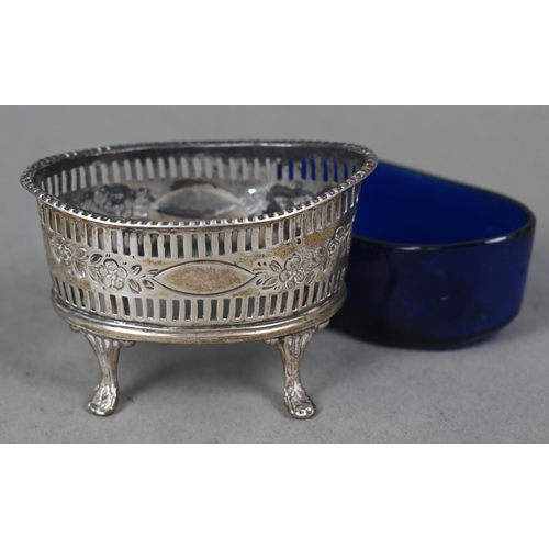 121 - A matching pair of silver bowls with embossed decoration, Fenton Brothers Ltd., Sheffield 1901/10, 1... 