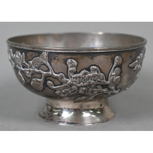 122 - A Chinese export silver bowl with applied floral decoration, Luen Wo, Shanghai, Canton, 6.2 oz, 11.8... 