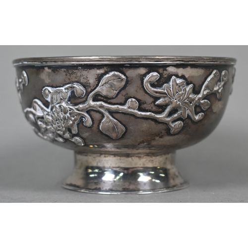 122 - A Chinese export silver bowl with applied floral decoration, Luen Wo, Shanghai, Canton, 6.2 oz, 11.8... 