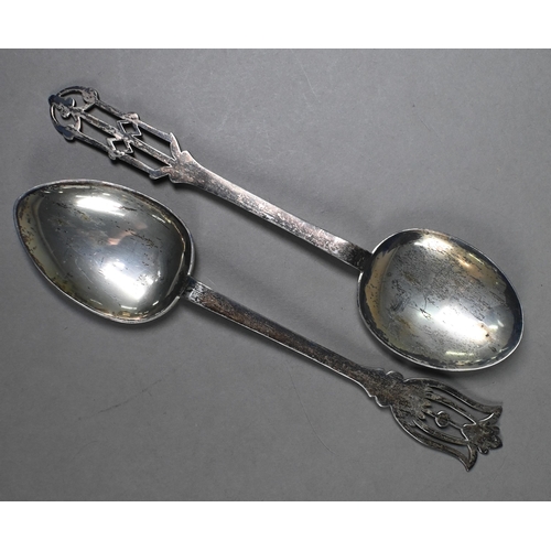 143 - Two silver serving spoons with pierced finials, Harrison Fisher & Co, Sheffield 1920, to/w a cas... 