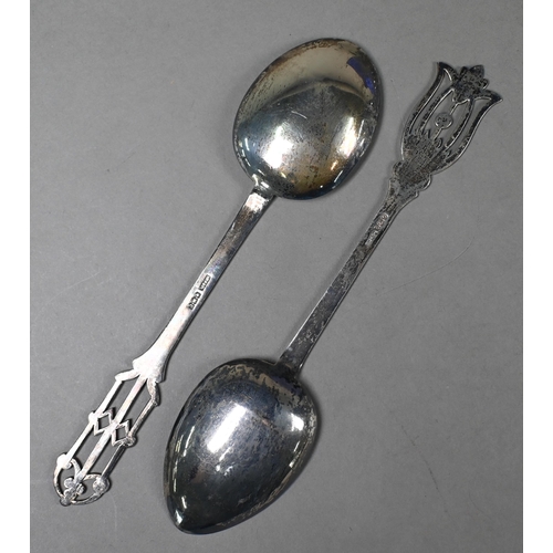 143 - Two silver serving spoons with pierced finials, Harrison Fisher & Co, Sheffield 1920, to/w a cas... 