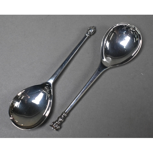 148 - An Edwardian silver baluster sugar caster, London 1905, to/w two cased reproduction spoons, small tw... 