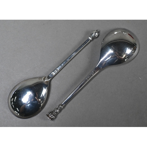 148 - An Edwardian silver baluster sugar caster, London 1905, to/w two cased reproduction spoons, small tw... 