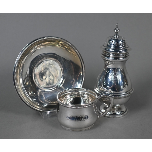 148 - An Edwardian silver baluster sugar caster, London 1905, to/w two cased reproduction spoons, small tw... 