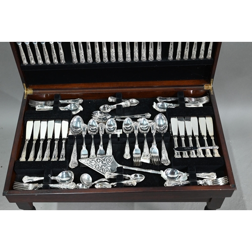 16 - A canteen table fitted with a set of epns Kings pattern flatware and cutlery for twelve settings (li... 