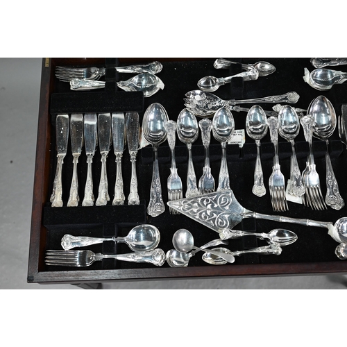 16 - A canteen table fitted with a set of epns Kings pattern flatware and cutlery for twelve settings (li... 