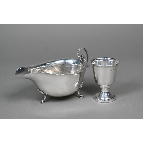 21 - A silver sauce boat on three hoof feet, Birmingham 1924, to/w an egg cup, Birmingham 1959 (2), 3.4oz