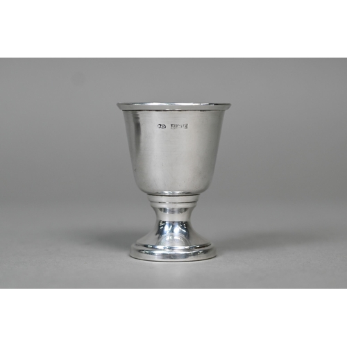 21 - A silver sauce boat on three hoof feet, Birmingham 1924, to/w an egg cup, Birmingham 1959 (2), 3.4oz