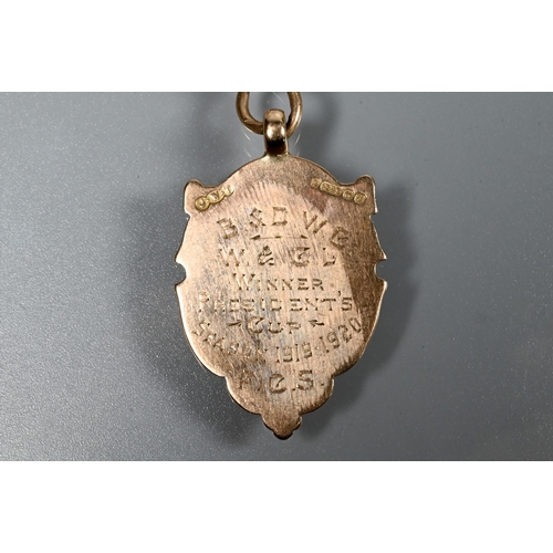 210 - A 9ct rose gold double Albert with two swivels and badge attached, to/w a 9ct curb bracelet with pad... 