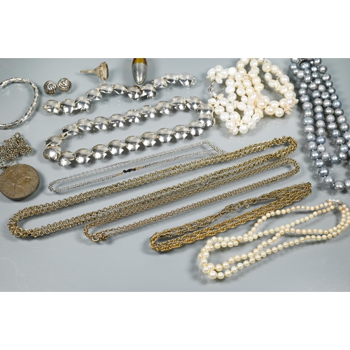 235 - A silver necklace and bracelet set formed of stylised tulip head links, maker Esther Eyre, to/w perf... 