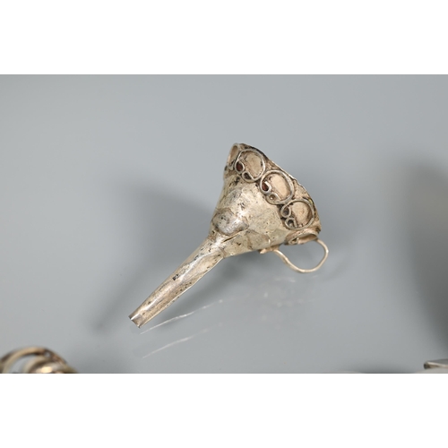 235 - A silver necklace and bracelet set formed of stylised tulip head links, maker Esther Eyre, to/w perf... 