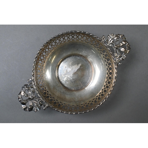 30 - An Edwardian pierced silver bonbon bowl with ribbon handles, Birmingham 1909, to/w a toast rack, cre... 