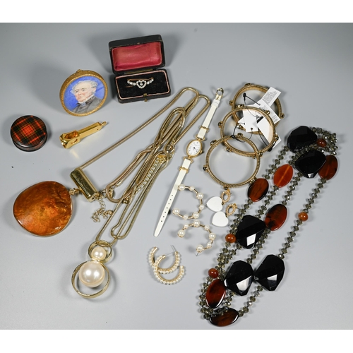 338 - A collection of vintage and later costume jewellery items including paste hair clip, Chicco necklace... 