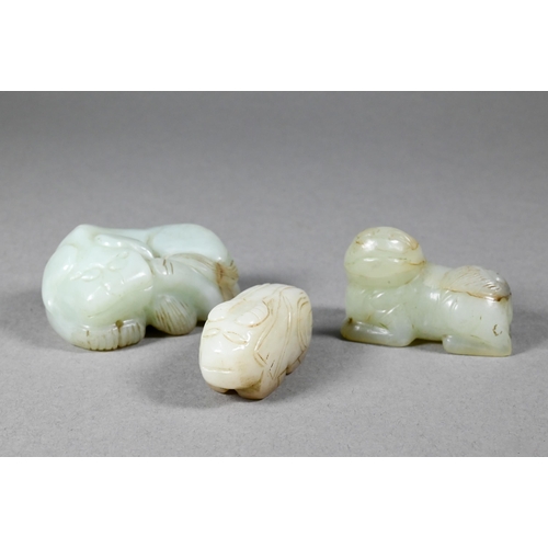 357 - A Chinese jade carving of a recumbent Buddhist lion, 6 cm w, to/w a smaller carved jade lion, 4.5 cm... 