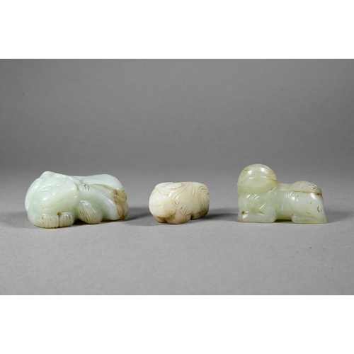 357 - A Chinese jade carving of a recumbent Buddhist lion, 6 cm w, to/w a smaller carved jade lion, 4.5 cm... 