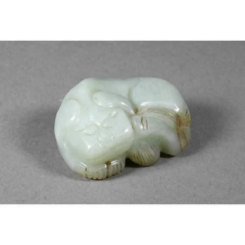 357 - A Chinese jade carving of a recumbent Buddhist lion, 6 cm w, to/w a smaller carved jade lion, 4.5 cm... 