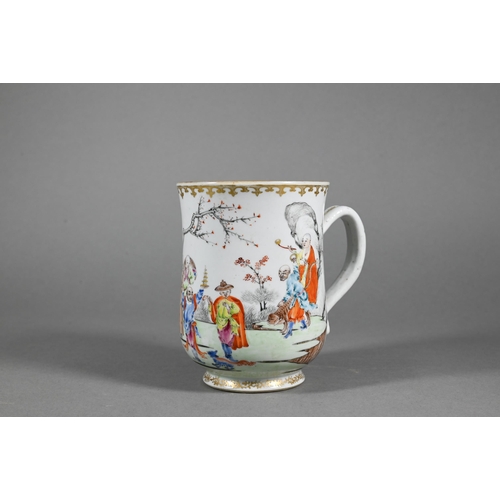 375 - An 18th century Chinese famille rose cider mug or tankard, Qianlong period, Qing dynasty, painted wi... 