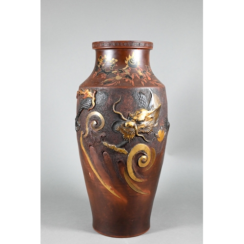 386 - A large early 20th century Japanese Tokoname redware vase decorated with a high relief and stippled ... 