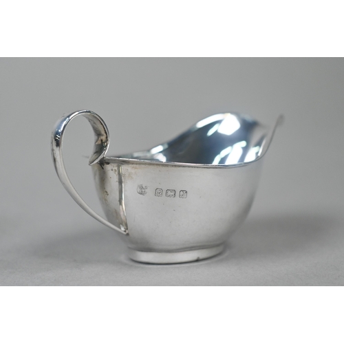 41 - A graduated set of three silver sauce boats, Barker Brothers Silver Ltd, Birmingham 1933, 9.3oz