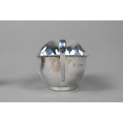 41 - A graduated set of three silver sauce boats, Barker Brothers Silver Ltd, Birmingham 1933, 9.3oz