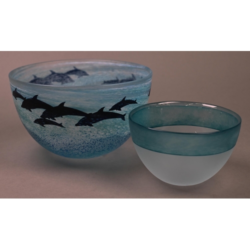 433 - A Malcolm Sutcliffe studio glass bowl decorated with dolphins, signed, 16.5 cm diameter, to/w a Sten... 