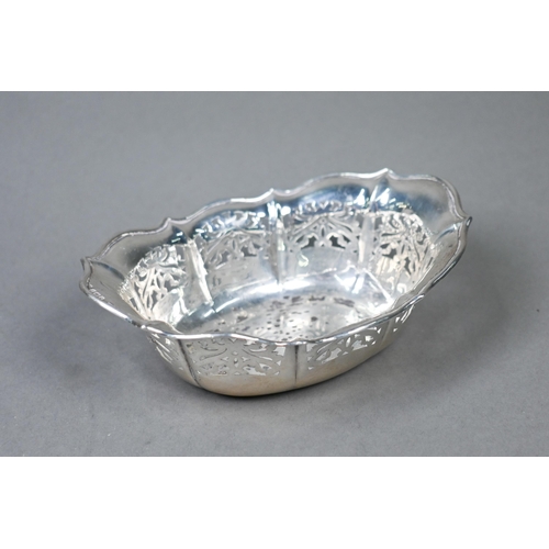 49 - A silver sauce-boat with scroll handle and hoof feet, Sheffield 1922, to/w a pierced bonbon dish Bir... 