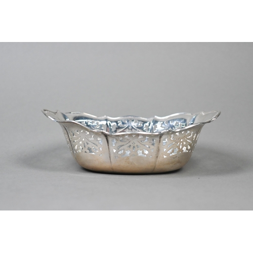 49 - A silver sauce-boat with scroll handle and hoof feet, Sheffield 1922, to/w a pierced bonbon dish Bir... 