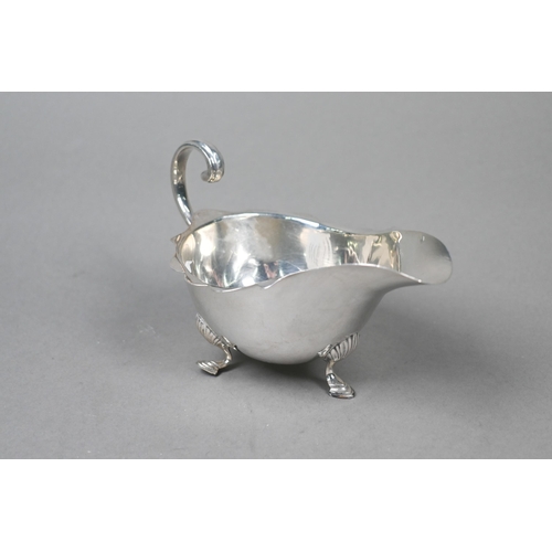 49 - A silver sauce-boat with scroll handle and hoof feet, Sheffield 1922, to/w a pierced bonbon dish Bir... 