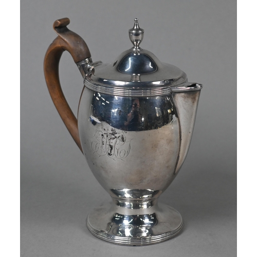 67 - A George III silver chocolate pot of ovoid form, the domed lid with urn finial, carved wood handle, ... 