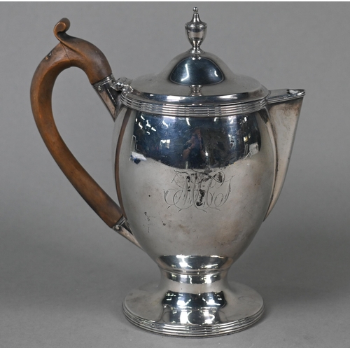 67 - A George III silver chocolate pot of ovoid form, the domed lid with urn finial, carved wood handle, ... 