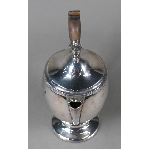 67 - A George III silver chocolate pot of ovoid form, the domed lid with urn finial, carved wood handle, ... 