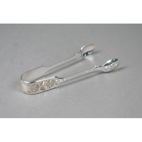 70 - An Edwardian cased set of twelve silver fiddle pattern teaspoons with tongs, with bright-cut floral ... 