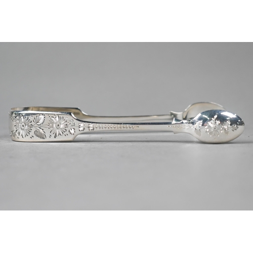 70 - An Edwardian cased set of twelve silver fiddle pattern teaspoons with tongs, with bright-cut floral ... 