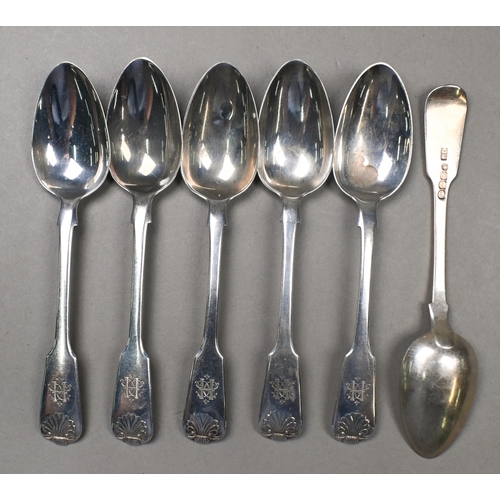 83 - A set of six William IV silver fiddle and shell teaspoons, Benjamin Davis, London 1831, to/w four Sc... 