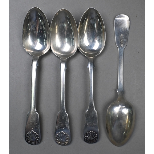 83 - A set of six William IV silver fiddle and shell teaspoons, Benjamin Davis, London 1831, to/w four Sc... 