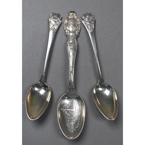 85 - A Sterling 1904 St Louis (Miss.) World's Fair commemorative spoon, a pair of French .950 grade pastr... 