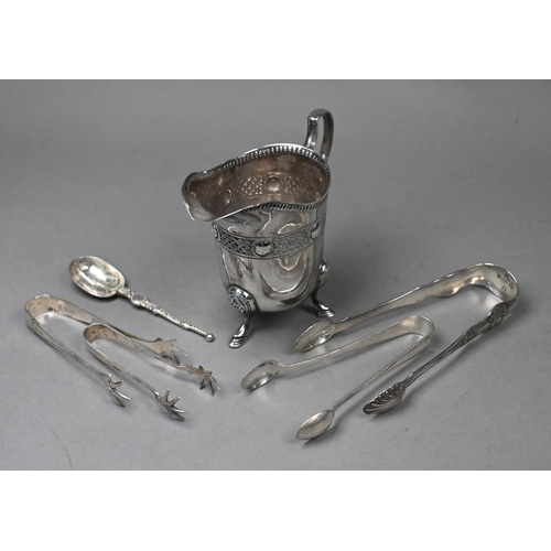 86 - An Irish silver cream jug with Celtic strapwork frieze and hoof feet, Dublin 1914, to/w four pairs o... 