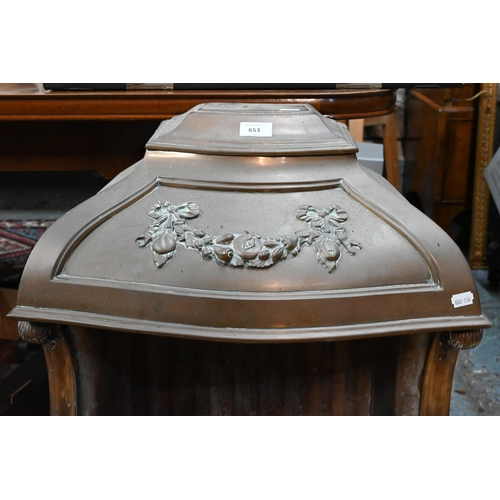 653 - An old cast iron and brass/copper mounted dog-grate, in the style of the Nautilus Stove Co., on rear... 