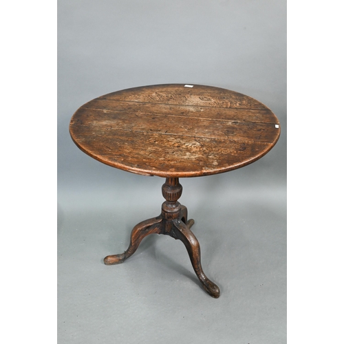 674 - An 18th century oak tripod table, the circular tilt top over a moulded support, 78 cm dia. x 70 cm h