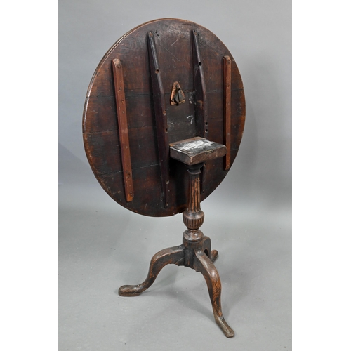 674 - An 18th century oak tripod table, the circular tilt top over a moulded support, 78 cm dia. x 70 cm h